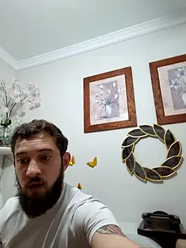 jorgeeetee18 online show from April 1, 2026, 7:44 pm