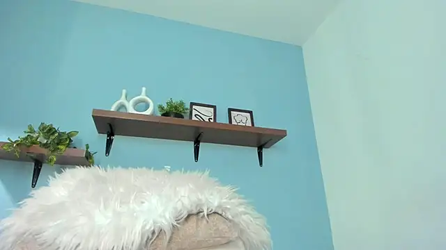 annawelk  online show from October 6, 2025, 12:50 pm
