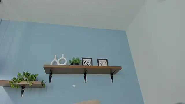 annawelk  online show from September 17, 2025, 12:29 pm