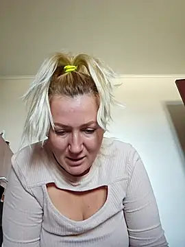 Snapshot of -Schweppes- chatting on October 1, 2025, 7:24 am -Schweppes- online show from October 1, 2025, 7:24 am