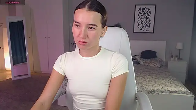 Snapshot of Bellla_Haddid chatting on October 10, 2025, 1:06 am Bellla Haddid online show from October 10, 2025, 1:06 am