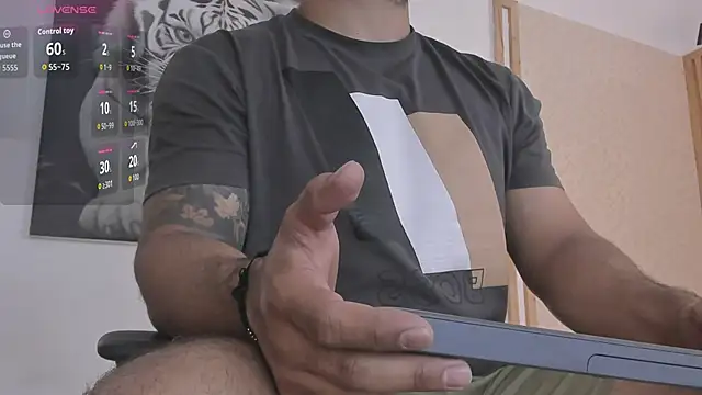 Snapshot of Luke__09 chatting on October 17, 2025, 11:23 am Luke 09 online show from October 17, 2025, 11:23 am