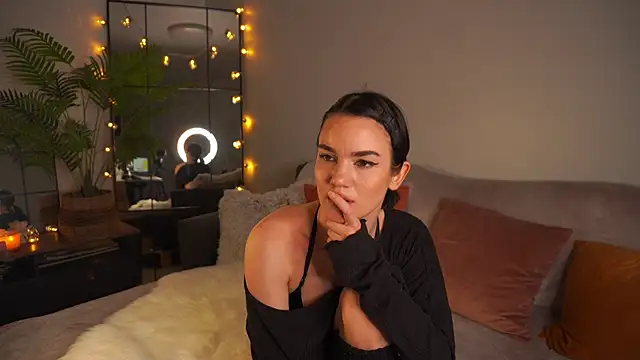 Heidi11 online show from October 19, 2025, 7:49 pm