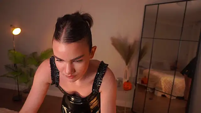 Heidi11 online show from October 26, 2025, 9:15 pm