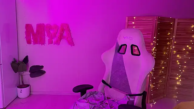 Snapshot of Miss_Mia_Murr chatting on October 18, 2025, 5:09 am Miss Mia Murr online show from October 18, 2025, 5:09 am