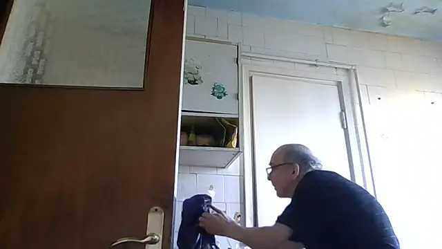 mariusica1xh online show from April 25, 2026, 1:41 pm