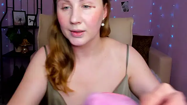 Snapshot of Helens_love chatting on March 12, 2025, 2:41 am Helens love online show from March 12, 2025, 2:41 am