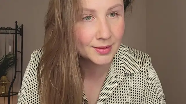Snapshot of Helens_love chatting on June 12, 2026, 2:53 am Helens love online show from June 12, 2026, 2:53 am