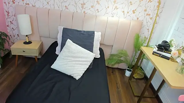 Snapshot of amber-hill chatting on November 16, 2025, 12:10 pm amber-hill online show from November 16, 2025, 12:10 pm