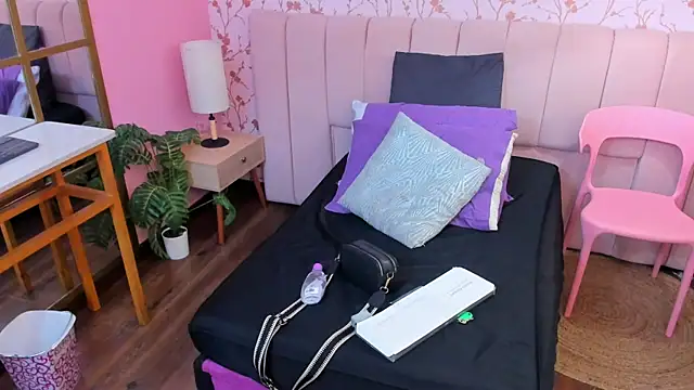 Snapshot of amber-hill chatting on October 17, 2025, 7:04 pm amber-hill online show from October 17, 2025, 7:04 pm