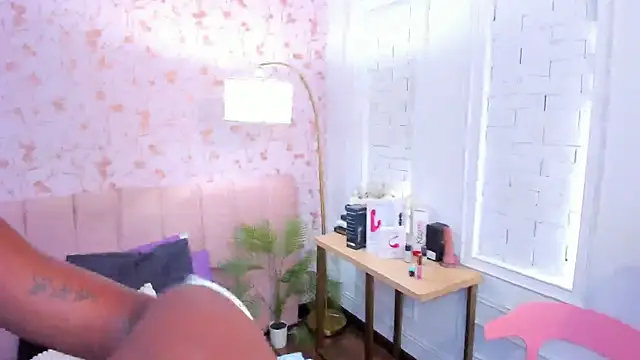 Snapshot of amber-hill chatting on November 12, 2025, 7:18 pm amber-hill online show from November 12, 2025, 7:18 pm