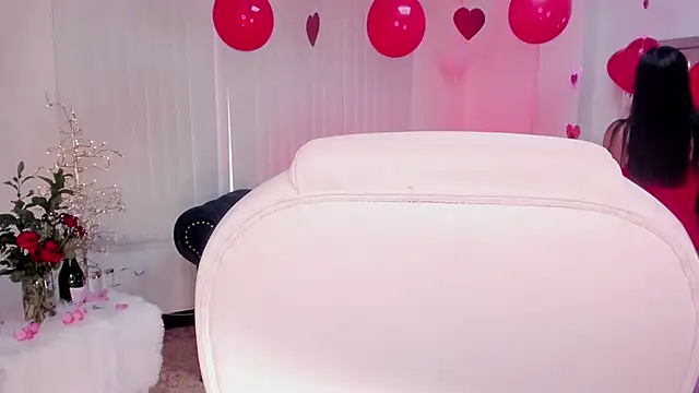 naomii campbell  online show from February 14, 2025, 12:57 pm