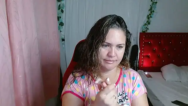 helenca43 online show from November 4, 2025, 9:13 am