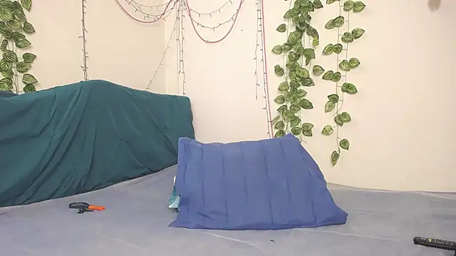 Snapshot of DominaLeona chatting on October 16, 2025, 7:11 pm DominaLeona online show from October 16, 2025, 7:11 pm