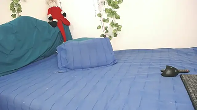 Snapshot of DominaLeona chatting on November 5, 2025, 4:43 pm DominaLeona online show from November 5, 2025, 4:43 pm