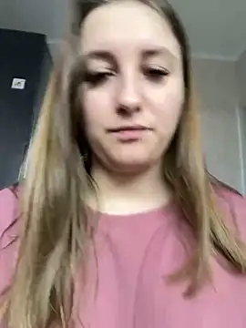 Strawberryyyyik online show from December 9, 2024, 9:28 am