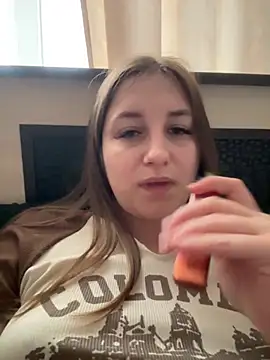 Strawberryyyyik online show from December 31, 2024, 6:37 am