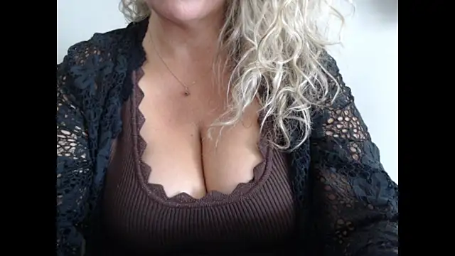 Snapshot of JenniLowen chatting on June 11, 2026, 7:27 am JenniLowen online show from June 11, 2026, 7:27 am