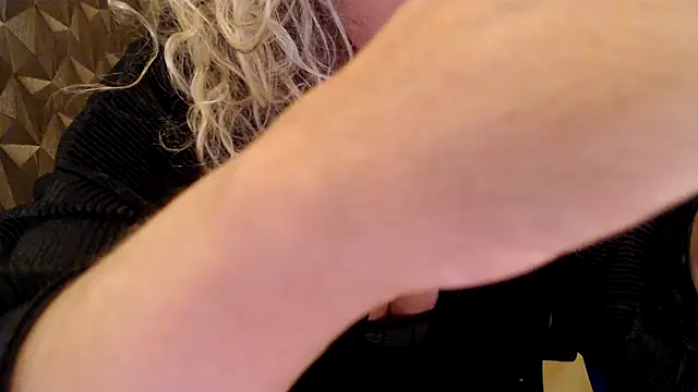 JenniLowen online show from December 1, 2025, 12:17 pm