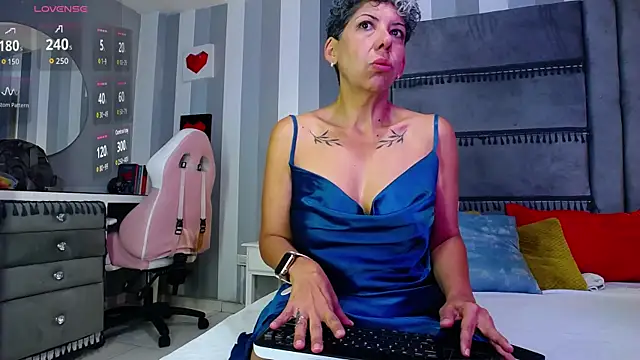 Snapshot of Julianewell chatting on July 31, 2026, 12:15 pm Julianewell online show from July 31, 2026, 12:15 pm