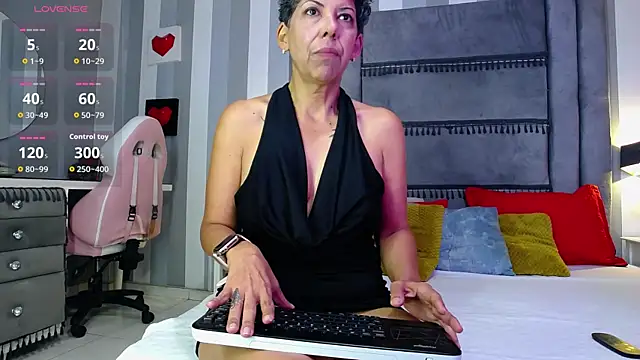 Snapshot of Julianewell chatting on August 4, 2026, 12:10 pm Julianewell online show from August 4, 2026, 12:10 pm
