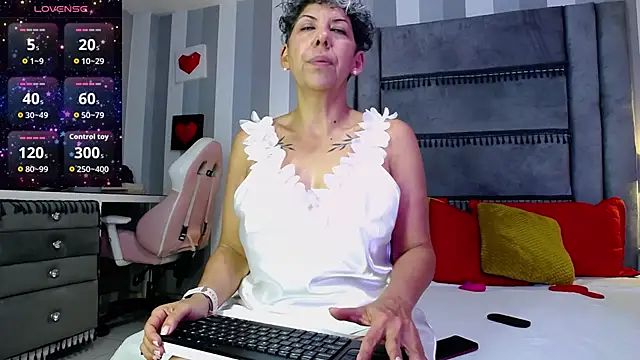 Julianewell online show from May 8, 2026, 12:31 pm