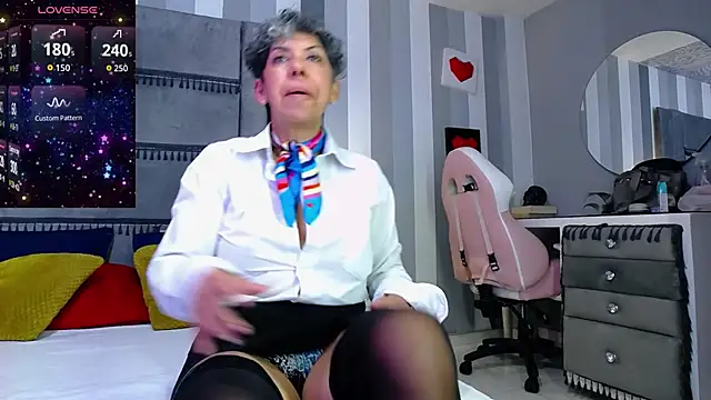 Snapshot of Julianewell chatting on June 9, 2026, 12:28 pm Julianewell online show from June 9, 2026, 12:28 pm