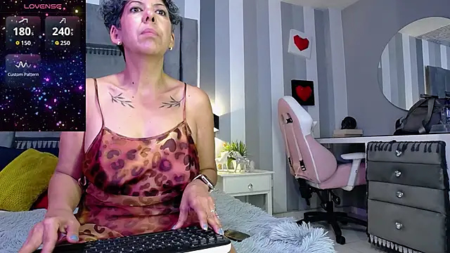 Snapshot of Julianewell chatting on June 4, 2026, 12:21 pm Julianewell online show from June 4, 2026, 12:21 pm