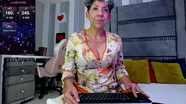 Snapshot of Julianewell chatting on June 29, 2026, 12:27 pm Julianewell online show from June 29, 2026, 12:27 pm