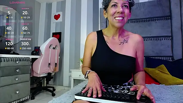 Snapshot of Julianewell chatting on July 24, 2026, 12:12 pm Julianewell online show from July 24, 2026, 12:12 pm