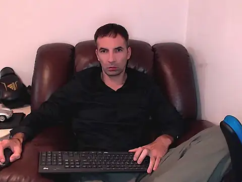 Snapshot of Leo_1617 chatting on October 22, 2025, 7:57 pm Leo 1617 online show from October 22, 2025, 7:57 pm