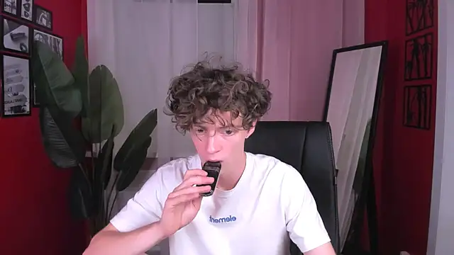 Snapshot of LukeSweet chatting on July 29, 2026, 3:00 pm LukeSweet online show from July 29, 2026, 3:00 pm