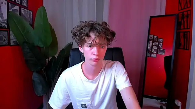 Snapshot of LukeSweet chatting on June 23, 2026, 4:05 pm LukeSweet online show from June 23, 2026, 4:05 pm