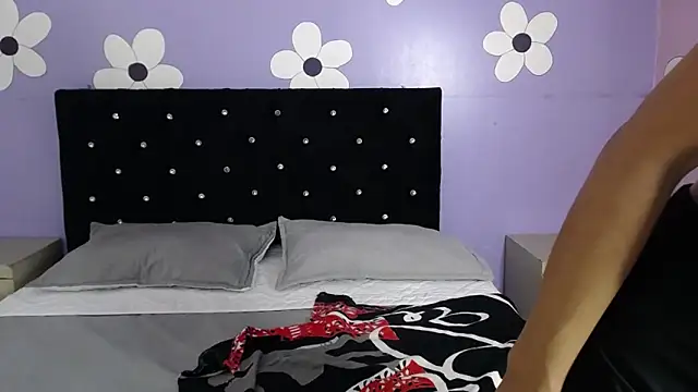 karolinee 66  online show from February 5, 2026, 3:57 am