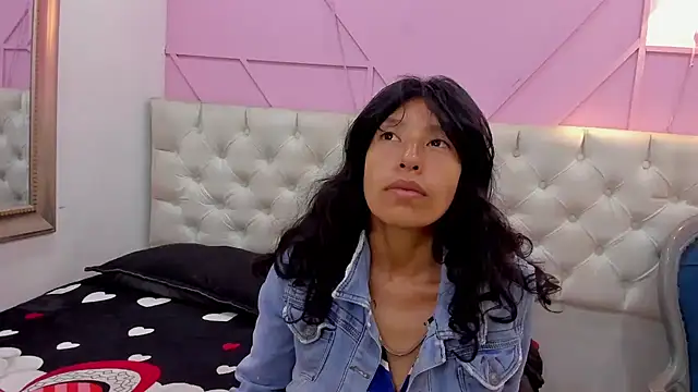 karolinee 66  online show from May 1, 2026, 4:06 am