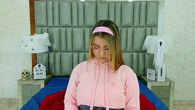 Snapshot of ZoehRoux chatting on October 15, 2025, 4:11 am ZoehRoux online show from October 15, 2025, 4:11 am