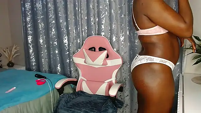 Snapshot of MissBigNipples chatting on June 24, 2026, 2:43 am MissBigNipples online show from June 24, 2026, 2:43 am