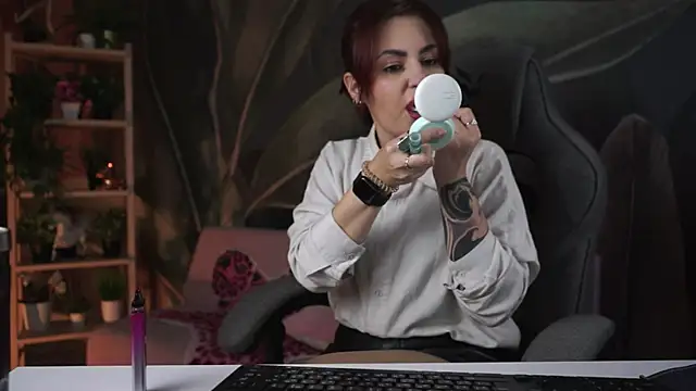 Snapshot of Lana__May chatting on October 19, 2025, 6:05 am Lana May online show from October 19, 2025, 6:05 am