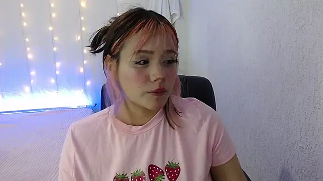 Snapshot of mixie_cute chatting on December 1, 2024, 7:52 pm mixie cute online show from December 1, 2024, 7:52 pm