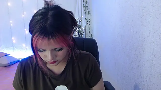 Snapshot of mixie_cute chatting on January 6, 2025, 10:15 pm mixie cute online show from January 6, 2025, 10:15 pm