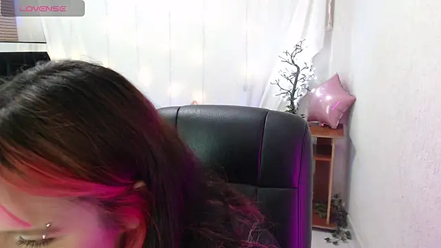 Snapshot of mixie_cute chatting on December 18, 2024, 12:32 am mixie cute online show from December 18, 2024, 12:32 am