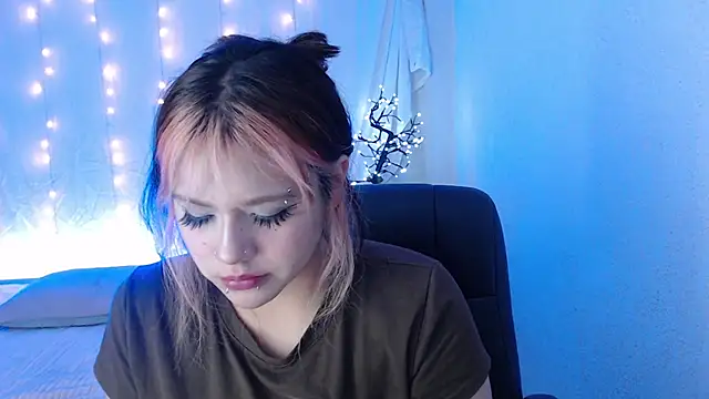 Snapshot of mixie_cute chatting on December 3, 2024, 10:56 pm mixie cute online show from December 3, 2024, 10:56 pm