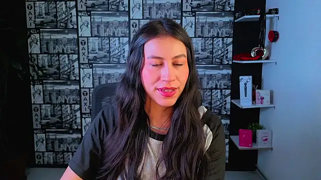 Snapshot of EmiGomez_ chatting on June 19, 2026, 3:29 pm EmiGomez online show from June 19, 2026, 3:29 pm
