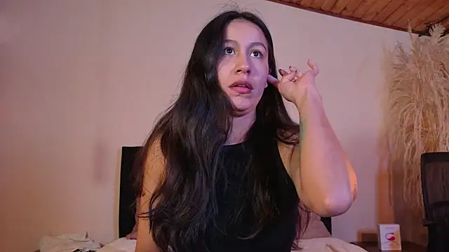 Snapshot of EmiGomez_ chatting on March 8, 2026, 5:27 pm EmiGomez online show from March 8, 2026, 5:27 pm