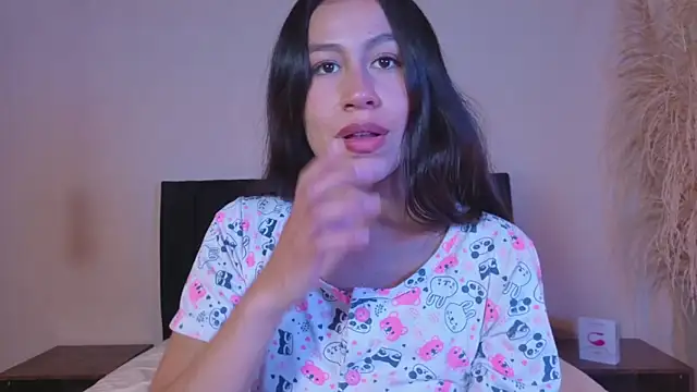 Snapshot of EmiGomez_ chatting on February 22, 2026, 3:24 pm EmiGomez online show from February 22, 2026, 3:24 pm