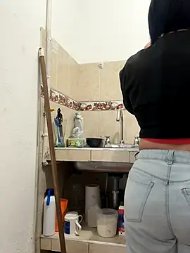 Snapshot of karenlennox1 chatting on November 22, 2025, 10:19 pm karenlennox1 online show from November 22, 2025, 10:19 pm