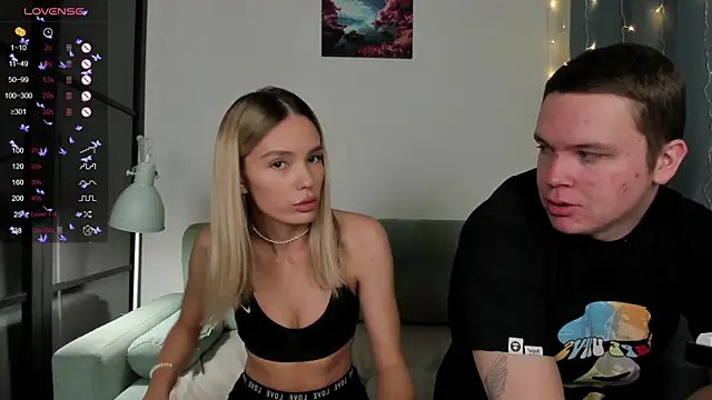 Snapshot of W___ chatting on December 1, 2024, 10:04 pm W online show from December 1, 2024, 10:04 pm