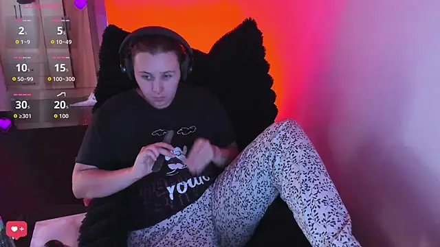 bonnie moon  online show from March 3, 2026, 8:05 pm