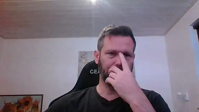 Snapshot of Gotta1 chatting on December 3, 2025, 2:16 pm Gotta1 online show from December 3, 2025, 2:16 pm