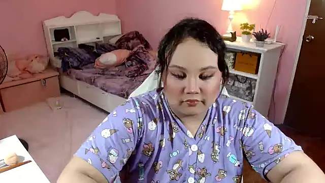 GiannaLopezSmith online show from November 18, 2025, 3:48 pm